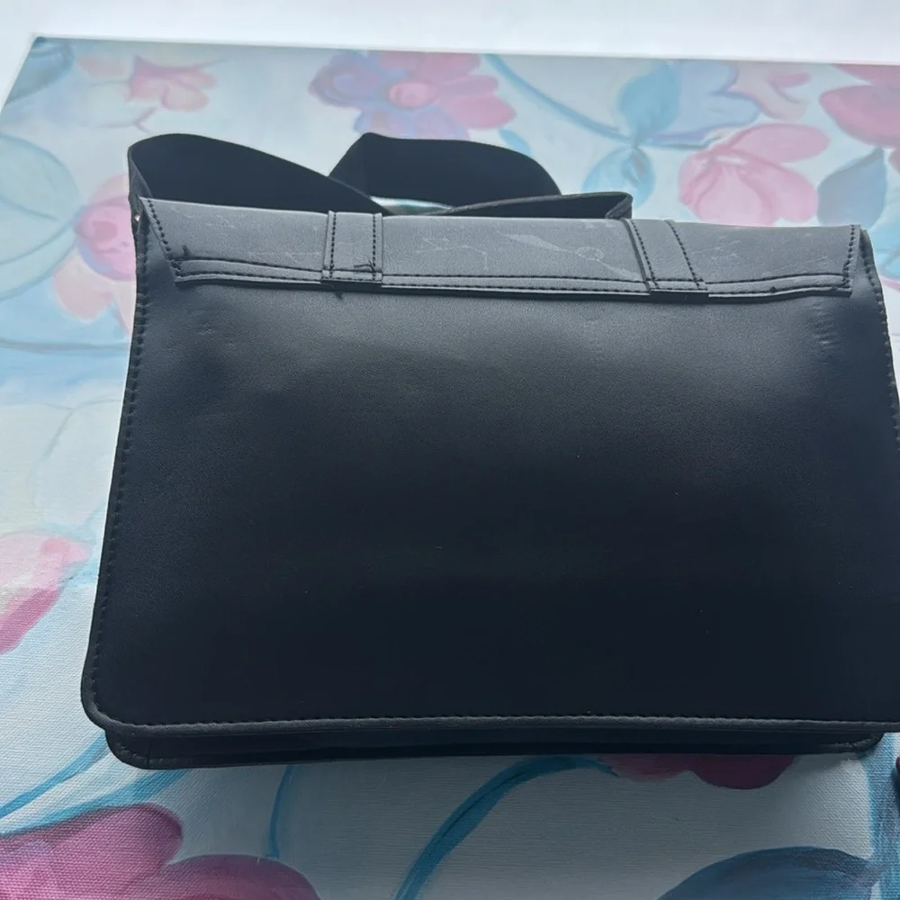 Harry Potter Hogwarts black bag with adjustable shoulder strap and card case